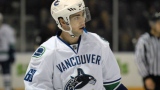 P-O Morin au cours dans l'uniforme des Canucks de Vancouver
