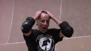 À 52 ans, Tony Hawk réussit un 720 !